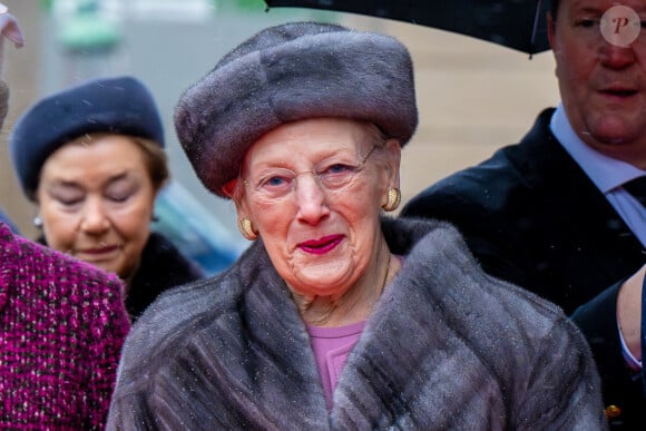 La reine mère Margrethe ne pouvait que remarquer l'absence de la famille de son autre fils et donc de son épouse Marie Cavallier
La reine Margrethe II - La famille royale de Danemark à son arrivée au parlement danois à Copenhague. Le 15 janvier 2024