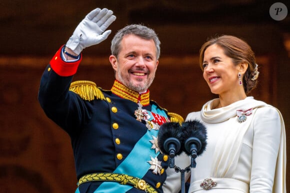 Le roi Frederik X de Danemark et la reine Mary de Danemark - Intronisation du roi Frederik X au palais Christiansborg à Copenhague, Danemark le 14 janvier 2024. Le nouveau roi et sa famille saluent la foule depuis le balcon du palais.