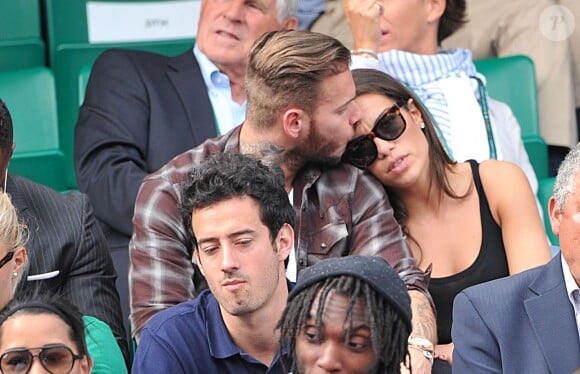 A savoir Scarlett Baya.
M. Pokora et sa compagne Scarlett Baya assistent aux Internationaux de France de tennis de Roland-Garros à Paris le 2 juin 2014.