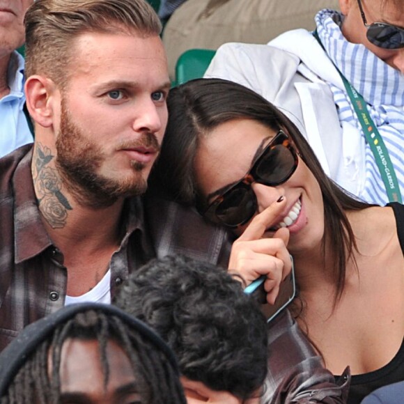 Leur histoire date de 2014, environ.
Le chanteur M. Pokora et sa compagne Scarlett Baya assistent aux Internationaux de France de tennis de Roland-Garros à Paris le 2 juin 2014.