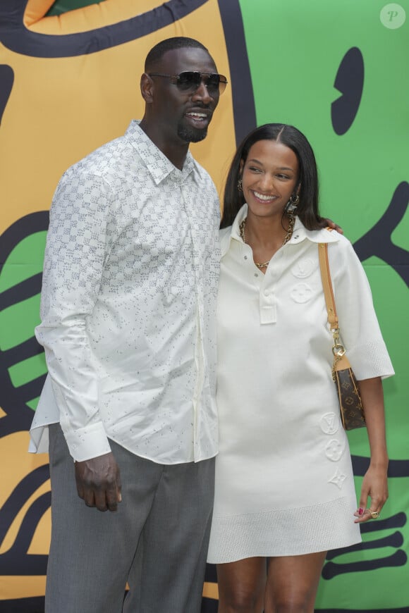 Omar Sy et sa fille Selly Sy - Photocall du défilé de mode Hommes "Louis Vuitton" Prêt-à-porter Printemps-Été 2023 au Musée du Louvre à Paris. Le 23 juin 2022 © Olivier Borde / Bestimage