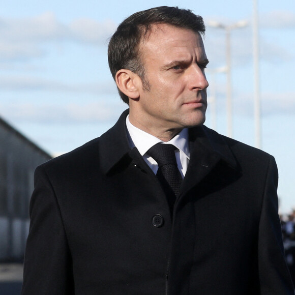 Le président français, Emmanuel Macron durant la revue de troupes des armées sur la base marine lors de son voyage pour présenter ses souhaits du Nouvel An à l'armée française à Cherbourg, France, le 19 janvier 2024. © Stéphane Lemouton/Bestimage 