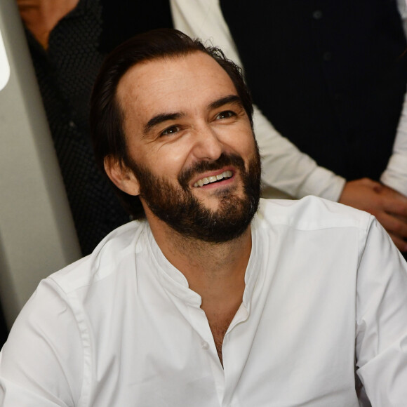 Cyril Lignac est l'invité "Star" de ShowColat le 2 novembre 2018. Cette semaine dédiée au chocolat organisée par CAP 3000, la galerie commerciale de Saint-Laurent du Var, près de Nice, a commencé le 27 octobre pour se terminer le 4 novembre. Après un cours de pâtisserie en public où, aidé par des marmitons de tout âges tirés au sort dans le public, il a préparé un fondant au chocolat, Cyril Lignac a signé son dernier livre "La pâtisserie" et rencontré ses fans venus en très grand nombre. La file d'attente s'étalait jusqu'à l'extérieur du Centre commercial. © Bruno Bebert/Bestimage