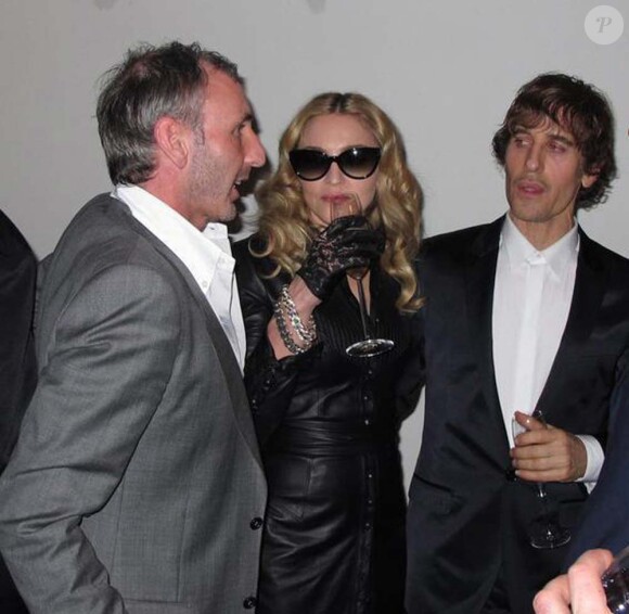 Madonna entourée de deux photographes qu'elle adore : Tom Munro à gauche et Steven Klein à droite. À Los Angeles, le 6 mars 2010 !