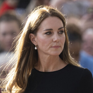 Kate Middleton a été opérée au niveau de l'abdomen la semaine dernière
La princesse de Galles Kate Catherine Middleton à la rencontre de la foule devant le château de Windsor, suite au décès de la reine Elisabeth II d'Angleterre.