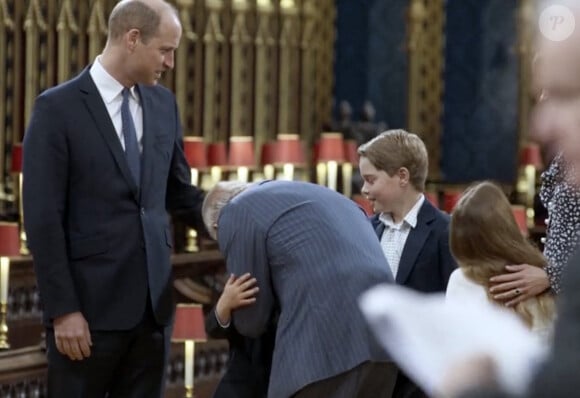 Le roi Charles III embrasse son petit-fils le prince Louis devant le prince William, le prince George et la princesse Charlotte.