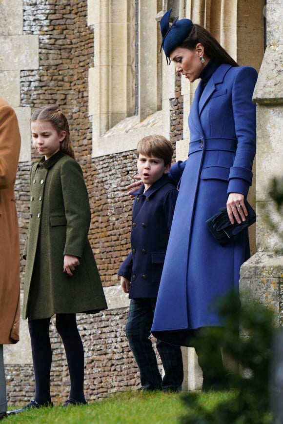 "Heureusement, l'un des piliers de cette famille est leur nounou Maria, précise l'experte. Elle offre à William la flexibilité d'être présent en tant que père, ainsi que de continuer à s'occuper de ses devoirs royaux, et enfin être le soutien émotionnel qu'il voudra être pour sa femme.
Catherine (Kate) Middleton, princesse de Galles, avec ses enfants le prince George de Galles, la princesse Charlotte de Galles et le prince Louis de Galles - Les membres de la famille royale britannique lors de la messe du matin de Noël en l'église St-Mary Magdalene à Sandringham, le 25 décembre 2023.