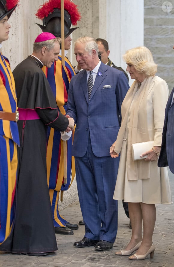 Le prince Charles, prince de Galles et Camilla Parker-Bowles, duchesse de Cornouailles sont accueillis par Georg Gänswein avant d'être reçus par le Pape François au Vatican, le 4 avril 2017 lors du septième jour du tour du couple princier en Europe qui va durer 9 jours.