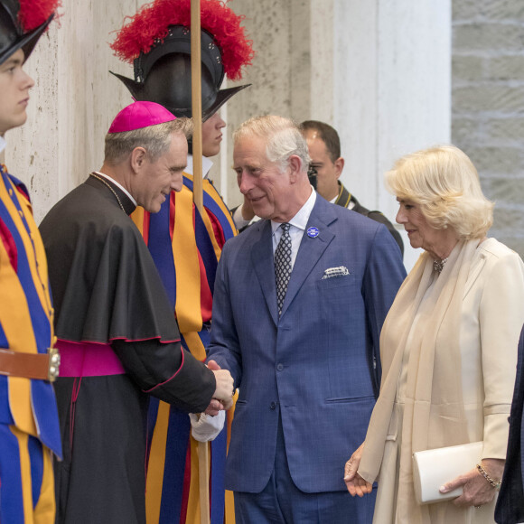 Le prince Charles, prince de Galles et Camilla Parker-Bowles, duchesse de Cornouailles sont accueillis par Georg Gänswein avant d'être reçus par le Pape François au Vatican, le 4 avril 2017 lors du septième jour du tour du couple princier en Europe qui va durer 9 jours.