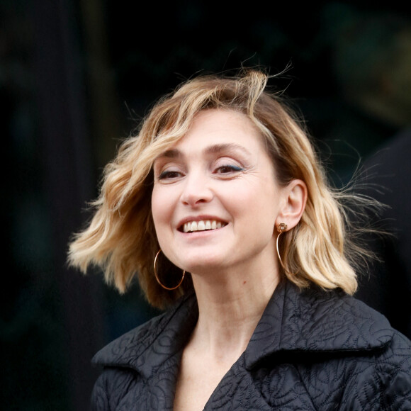 L'actrice, productrice et femme d'ancien président Julie Gayet a également fait une apparition remarquée
Julie Gayet - Défilé Chanel Haute-couture à Paris le 23 janvier 2024 © Christophe Clovis / Bestimage