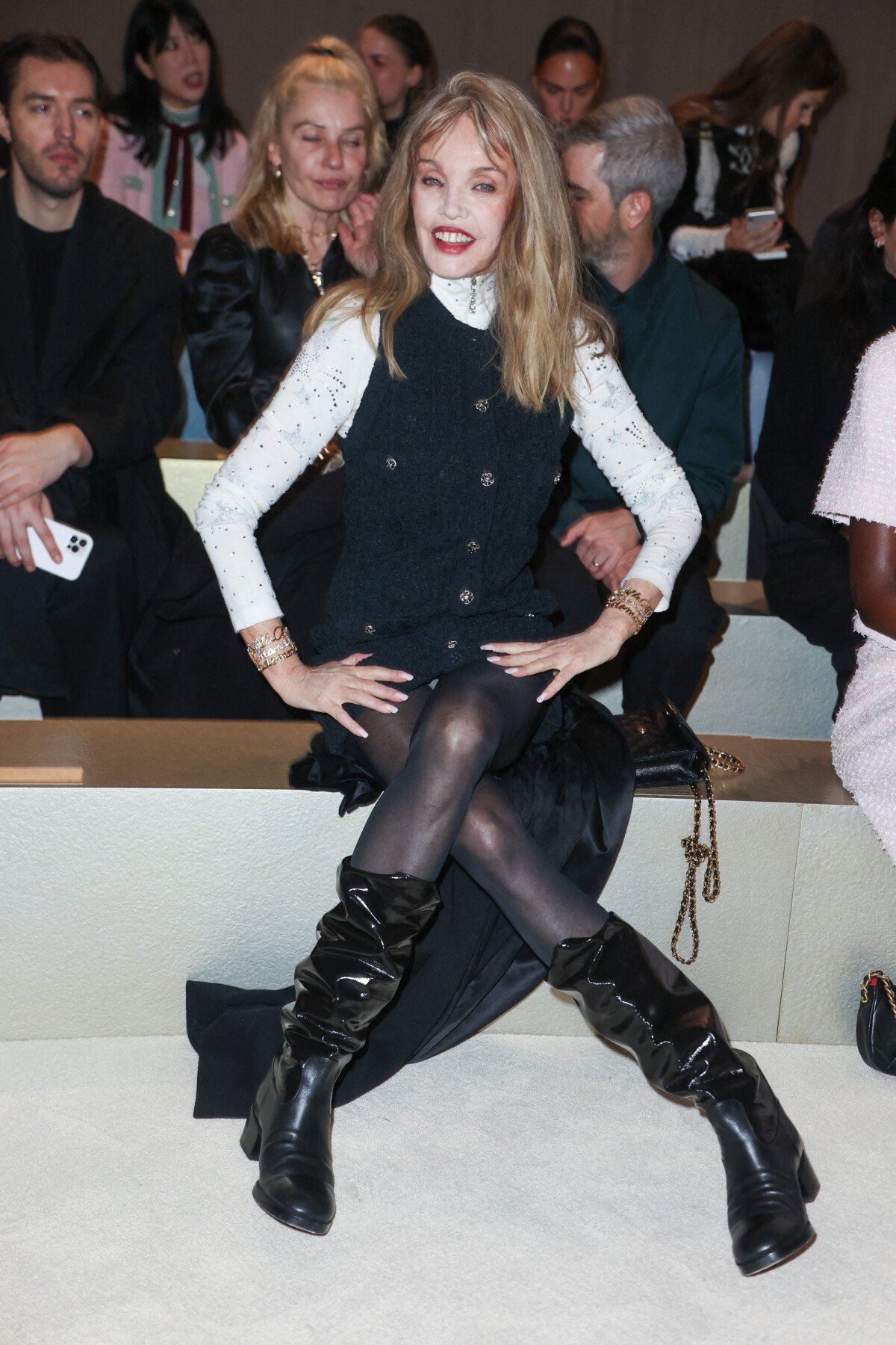 Photo Arielle Dombasle Défilé de mode HauteCouture "Chanel" au