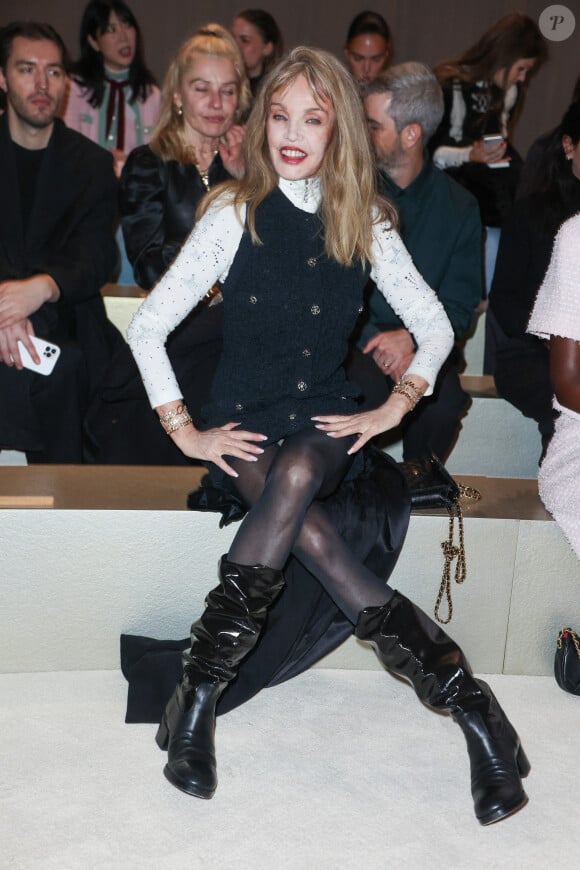 Arielle Dombasle - Défilé de mode Haute-Couture "Chanel" au Grand Palais Ephémère lors de la fashion week de Paris. Le 23 janvier 2024 © Jerome Domine/ABACAPRESS.COM