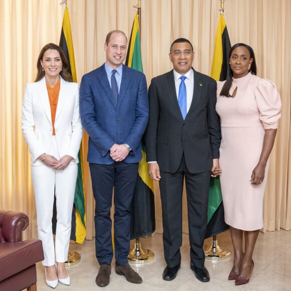 Le prince William, duc de Cambridge, et Catherine (Kate) Middleton, duchesse de Cambridge, rencontrent le Premier ministre de Jamaïque, Andrew Holness et sa femme Juliet à Kingston lors de leur visite officielle dans les Caraïbes pour marquer le jubilé de la reine. Le 23 mars 2022.