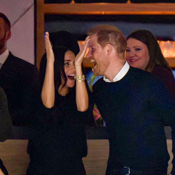 Le prince Harry, duc de Sussex et Meghan Markle, duchesse de Sussex, assistent au match de hockey des Canucks de Vancouver, Colombie-Britannique, Canada, le 20 novembre 2023. Harry a effectué la mise au jeu cérémonielle, puis le couple a regardé le match depuis la loge des propriétaires.