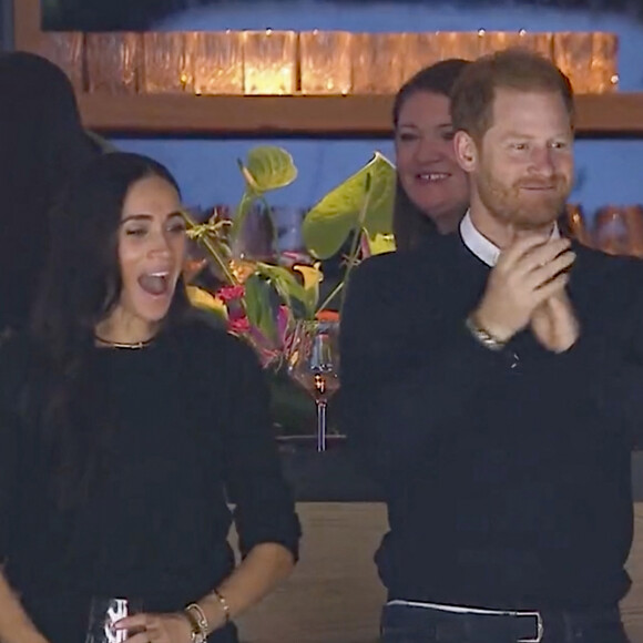 Le prince Harry, duc de Sussex et Meghan Markle, duchesse de Sussex, assistent au match de hockey des Canucks de Vancouver, Colombie-Britannique, Canada, le 20 novembre 2023. Harry a effectué la mise au jeu cérémonielle, puis le couple a regardé le match depuis la loge des propriétaires.