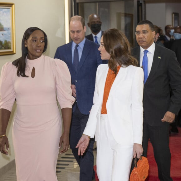 Un Premier ministre qui avait rencontre les "rivaux" d'Harry et Meghan, Kate et William, dans un cadre beaucoup plus protocolaire
Le prince William, duc de Cambridge, et Catherine (Kate) Middleton, duchesse de Cambridge, rencontrent le Premier ministre de Jamaïque, Andrew Holness et sa femme Juliet à Kingston lors de leur visite officielle dans les Caraïbes pour marquer le jubilé de la reine. Le 23 mars 2022.