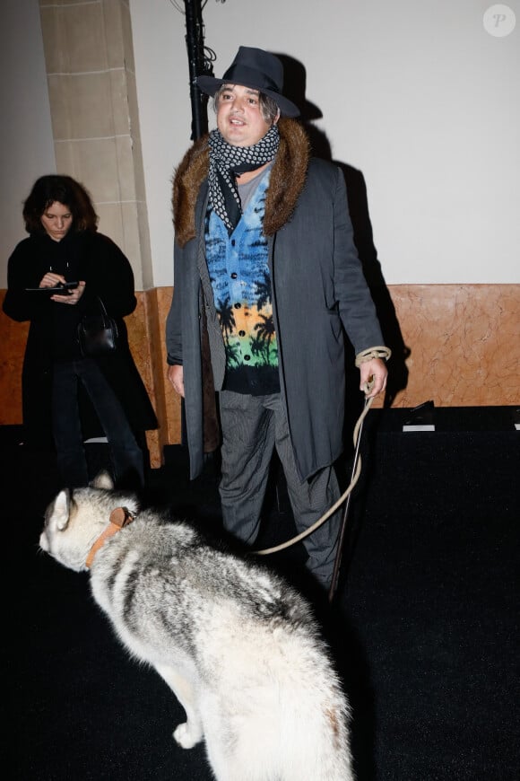Exclusif - Pete Doherty et son chien au défilé de mode Celine Homme automne-hiver 2023/24 au Palace à Paris le 10 février 2023. © Christophe Clovis / Bestimage