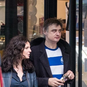 Exclusif - Pete Doherty et sa compagne Katia de Vidas sont allés acheter des cigarettes et des jeux de grattage avant d'être accompagnés par leur avocat Arash Derambarsh à leur domicile parisien le 12 novembre 2019.