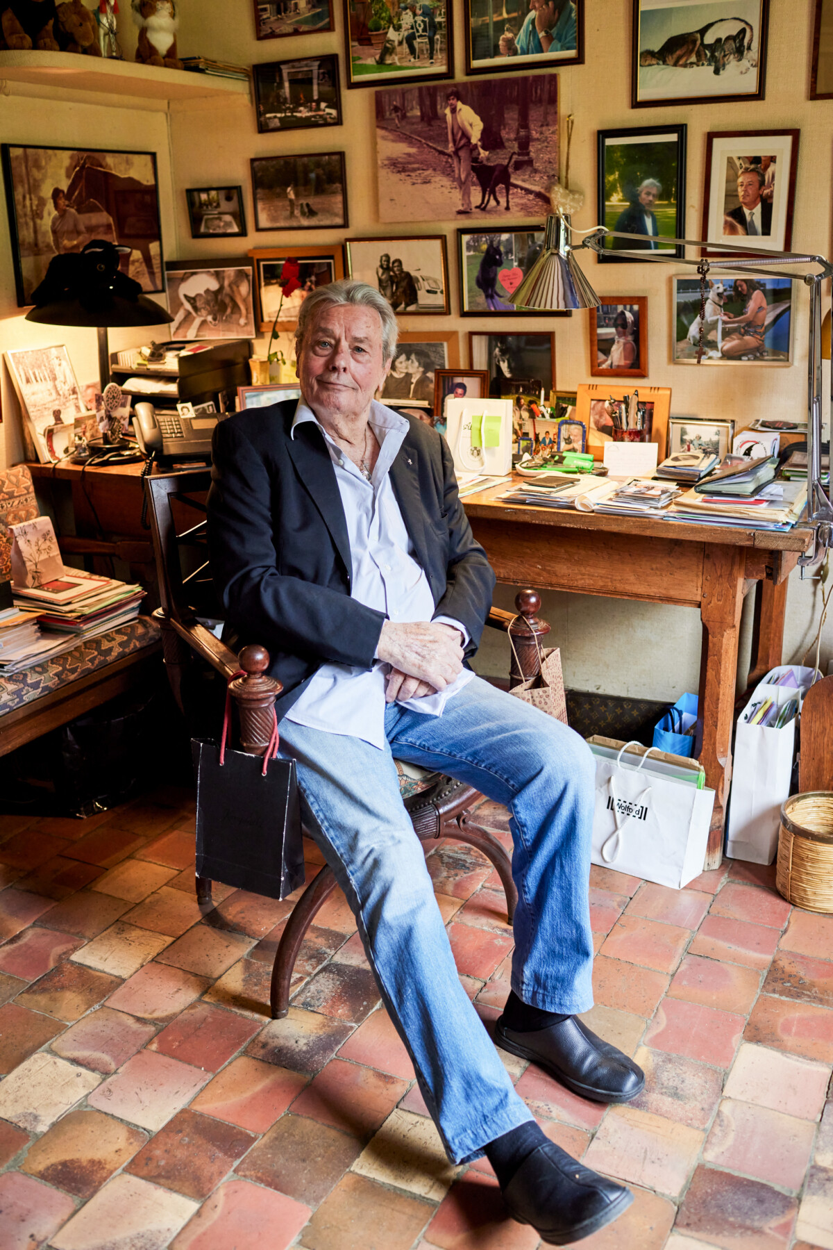 Photo : Alain Delon dans le bureau de sa maison de Douchy le 17 avril