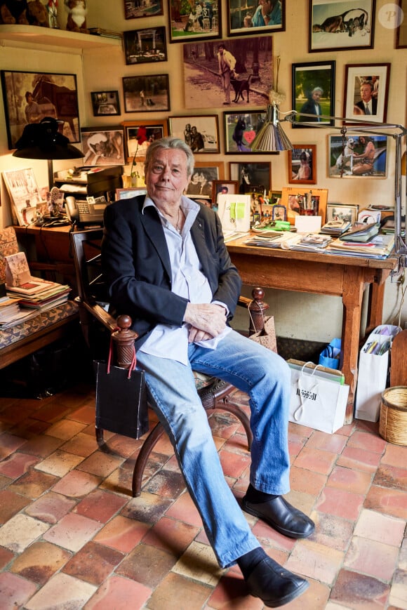 Alain Delon dans le bureau de sa maison de Douchy le 17 avril 2021. © Cyril Moreau / Bestimage