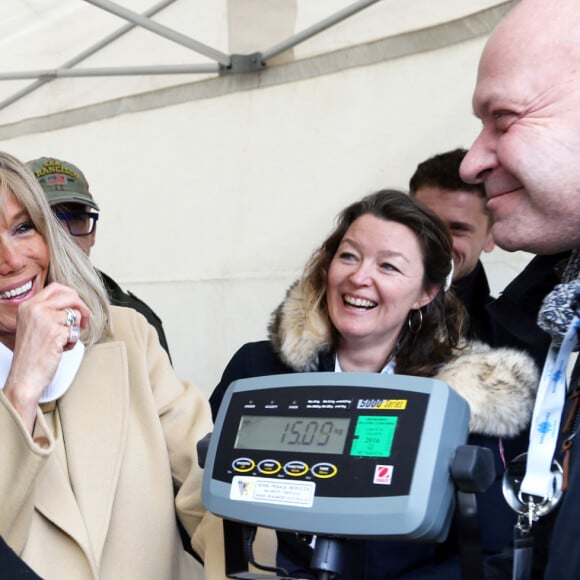 Didier Deschamps, parrrain de l'operation et Brigitte Macron, Presidente de la Fondation des Hopitaux font la pesee des pieces collectees. Pesée de toute la monnaie récoltée dans les fameuses tirelires pour clôturer de l'Opération Pièces Jaunes 2023 sur la place du théâtre à Lille, France, ce vendredi 3 février 2023 après presque un mois de collecte national. © Claude Dubourg/Bestimage