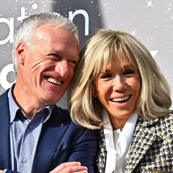 Brigitte Macron appelle la femme de Didier Deschamps pour s'excuser

Brigitte Macron et Didier Deschamps durant la clôture nationale de l'opération Pièces Jaunes, sur la colline du Château à Nice. © Bruno Bebert / Bestimage