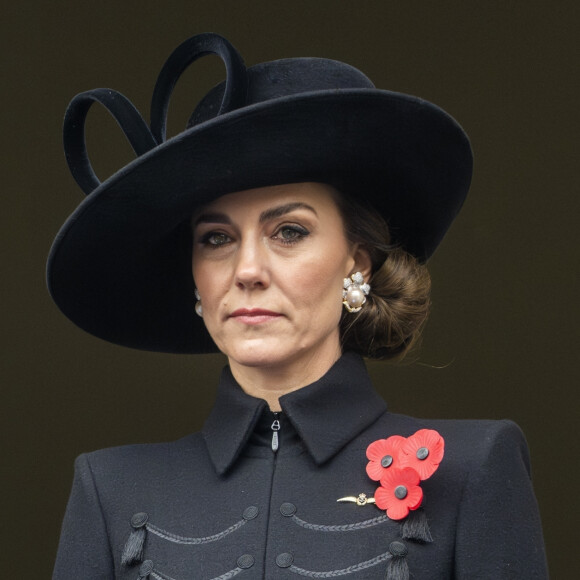 C'est loin d'être le meilleur début d'année pour la famille royale britannique. Et notamment pour Kate Middleton, qui a dû être opérée dans la région abdominale et hospitalisée. 
Catherine Kate Middleton, princesse de Galles - La famille royale honore les disparus des deux guerres mondiales lors de la cérémonie Remembrance Sunday ( Dimanche du souvenir ) au Cénotaphe à Londres.