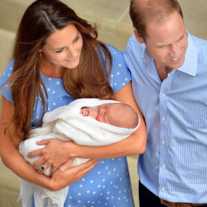 Le prince William et Kate Middleton, duchesse de Cambridge quittent l'hopital St-Mary avec leur fils George de Cambridge a Londres le 23 juillet 2013.