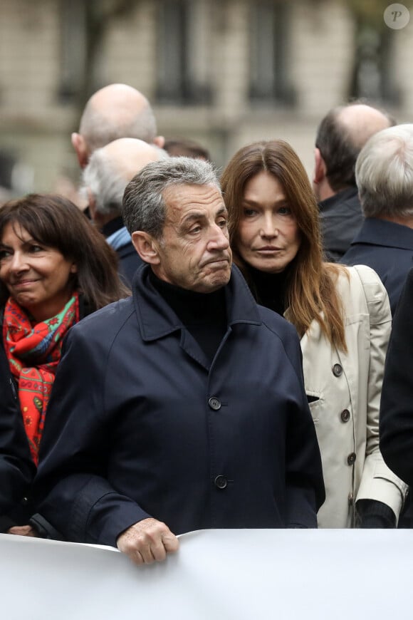 L'ancien président, Nicolas Sarkozy et Carla Bruni défilent derrière une banderole "Pour la République, contre l'antisémitisme" lors d'une marche contre l'antisémitisme à Paris, le 12 novembre 2023 © Stéphane Lemouton / Bestimage 