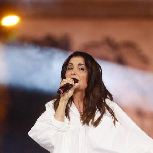 "On tourne" écrit-elle en légende de plusieurs clichés où elle apparait dans sa loge.
Exclusif - Jenifer Bartoli - Défilé de l'association Ruban Rose à l'occation du lancement d'octobre rose sur les Champs Elysées à Paris, France, le 01 octobre 2023.