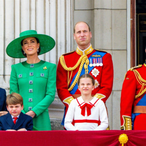 Elle ne va pas reprendre de suite ses engagements au sein de la famille royale et est en convalescence jusqu'à Pâques
Le prince George, le prince Louis, la princesse Charlotte, Kate Catherine Middleton, princesse de Galles, le prince William de Galles, le roi Charles III, la reine consort Camilla Parker Bowles - La famille royale d'Angleterre sur le balcon du palais de Buckingham lors du défilé "Trooping the Colour" à Londres. Le 17 juin 2023