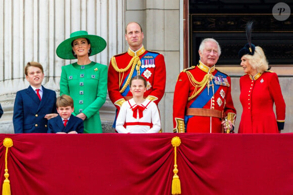Elle ne va pas reprendre de suite ses engagements au sein de la famille royale et est en convalescence jusqu'à Pâques
Le prince George, le prince Louis, la princesse Charlotte, Kate Catherine Middleton, princesse de Galles, le prince William de Galles, le roi Charles III, la reine consort Camilla Parker Bowles - La famille royale d'Angleterre sur le balcon du palais de Buckingham lors du défilé "Trooping the Colour" à Londres. Le 17 juin 2023