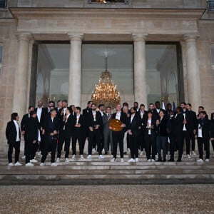 Emmanuel Macron et Amelie Oudea Castera avec l'équipe de France de handball à l'Elysée, à Paris, le 29 janvier 2024, un jour après leur victoire à l'Euro 2024 en Allemagne. © Federico Pestellini/Panoramic/Bestimage. © Federico Pestellini/Panoramic/Bestimage