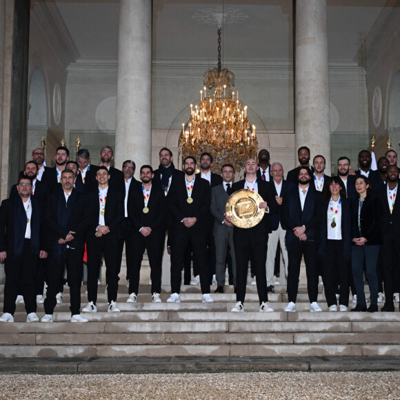 Emmanuel Macron et Amelie Oudea Castera avec l'équipe de France de handball à l'Elysée, à Paris, le 29 janvier 2024, un jour après leur victoire à l'Euro 2024 en Allemagne. © Federico Pestellini/Panoramic/Bestimage. © Federico Pestellini/Panoramic/Bestimage