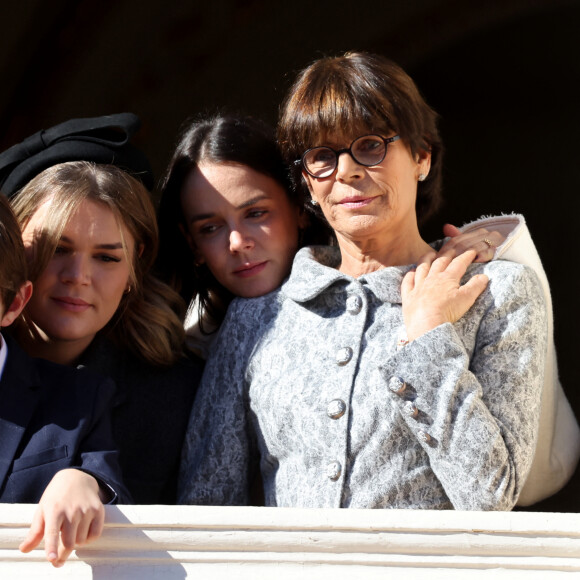 La princesse Stéphanie de Monaco et ses filles, Pauline Ducruet, Camille Gottlieb - La famille princière de Monaco au balcon du palais, à l'occasion de la Fête Nationale de Monaco. Le 19 novembre 2023 © Dominique Jacovides-Bruno Bebert / Bestimage 