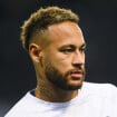 Neymar : Moqué pour son poids, l'ancien joueur du PSG répond par des insultes et un geste obscène, "S*cez ça, haters !"