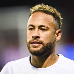 À la fin de la vidéo, Neymar se fend d'un geste obscène, levant son majeur face à la caméra
 
Neymar Jr (PSG) - Match de football en ligue 1 Uber Eats : PSG vs Nice (2-1) au Parc des Princes à Paris le 1er octobre 2022.