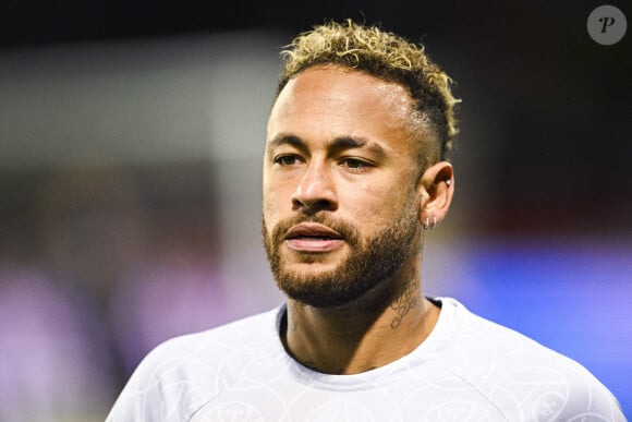 À la fin de la vidéo, Neymar se fend d'un geste obscène, levant son majeur face à la caméra
 
Neymar Jr (PSG) - Match de football en ligue 1 Uber Eats : PSG vs Nice (2-1) au Parc des Princes à Paris le 1er octobre 2022.