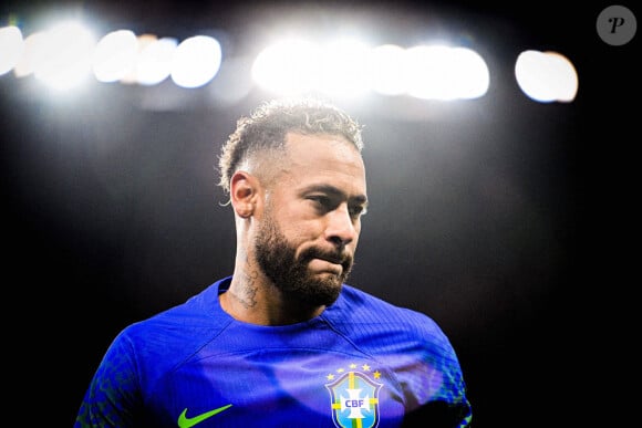 Le footballeur montre ensuite son ventre plat, joignant le geste à la parole
 
Neymar Jr (Bresil) - Match de la Ligue Des Nations 2022 "Bresil - Tunisie (5-1)" au Parc des Princes à Paris, le 27 septembre 2022.
