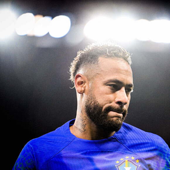 Le footballeur montre ensuite son ventre plat, joignant le geste à la parole
 
Neymar Jr (Bresil) - Match de la Ligue Des Nations 2022 "Bresil - Tunisie (5-1)" au Parc des Princes à Paris, le 27 septembre 2022.