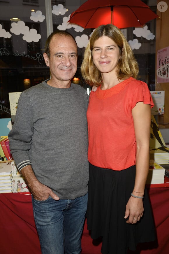 Exclusif - Gérard Miller et sa compagne Anaïs lors de la dédicace de Philippe Vandel de sa bande dessinée " Les Pourquoi en BD" à la librairie BD Net à Paris, le 26 septembre 2014.