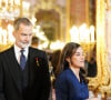 Gérant parfaitement, elle s'est accroupie pour le récupérer et a demandé à son mari de l'aider.
Le roi Felipe VI et la reine Letizia d'Espagne lors de la réception annuelle avec les ambassadeurs au palais royal à Madrid. Le 31 janvier 2024 
