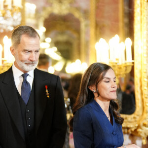 Gérant parfaitement, elle s'est accroupie pour le récupérer et a demandé à son mari de l'aider.
Le roi Felipe VI et la reine Letizia d'Espagne lors de la réception annuelle avec les ambassadeurs au palais royal à Madrid. Le 31 janvier 2024 