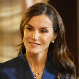 Letizia d'Espagne a connu un petit incident de garde-robe ce mercredi.
La reine Letizia d'Espagne lors de la réception annuelle avec les ambassadeurs au palais royal à Madrid. 