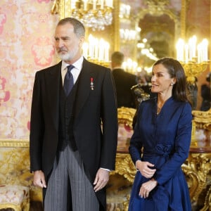 La reine, superbe dans une robe ample bleue, a perdu un bracelet en saluant ses invités.
Le roi Felipe VI et la reine Letizia d'Espagne lors de la réception annuelle avec les ambassadeurs au palais royal à Madrid. Le 31 janvier 2024 