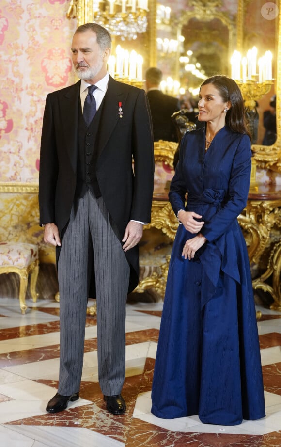 La reine, superbe dans une robe ample bleue, a perdu un bracelet en saluant ses invités.
Le roi Felipe VI et la reine Letizia d'Espagne lors de la réception annuelle avec les ambassadeurs au palais royal à Madrid. Le 31 janvier 2024 