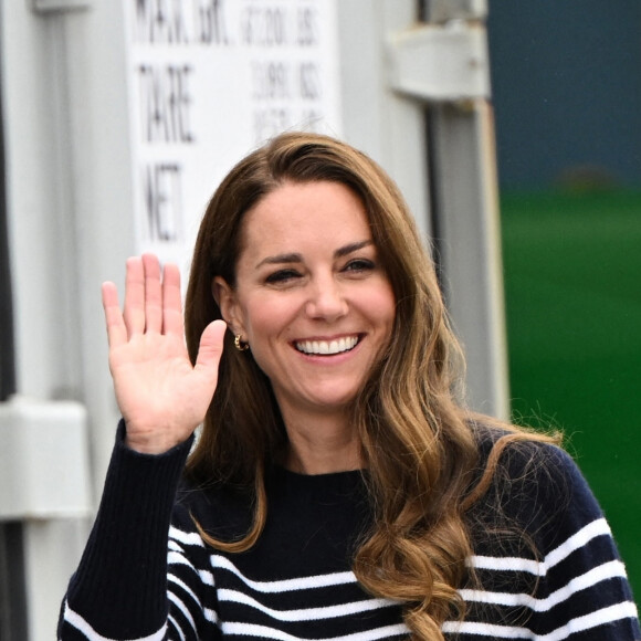 Catherine (Kate) Middleton, duchesse de Cambridge, rencontre l'équipe de Grande-Bretagne avant la course Sail Grand Prix à Plymouth, le 31 juillet 2022. 
