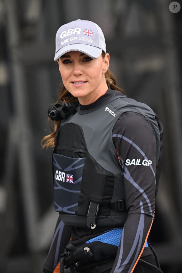 Mais une journaliste espagnole a indiqué qu'elle avait dû être intuber et placée en coma artificiel, se trouvant "en grand danger"
Catherine (Kate) Middleton, duchesse de Cambridge, rencontre l'équipe de Grande-Bretagne avant la course Sail Grand Prix à Plymouth, le 31 juillet 2022. 