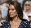 Kate Middleton a fait l'objet de graves rumeurs concernant son état de santé au cours des derniers jours
Catherine (Kate) Middleton remet le trophée à Novak Djokovic, vainqueur du tournoi de Wimbledon
