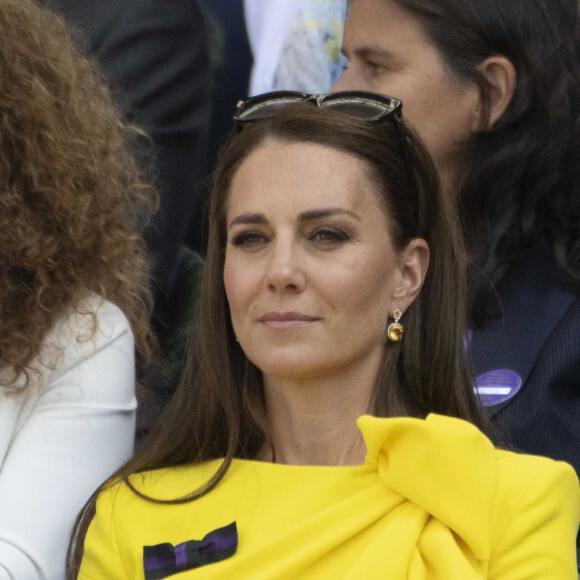 Une source proche du palais est donc sortie du silence pour faire cesser ces allégations inquiétantes et surtout fausses
Catherine (Kate) Middleton, duchesse de Cambridge, dans les tribunes lors de la finale dame du tournoi de Wimbledon au All England Lawn Tennis and Croquet Club à Londres, Royaume Uni, le 9 juillet 2022. 